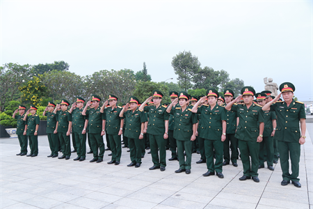 Bộ Tư lệnh Quân khu 7 viếng Nghĩa trang Liệt sĩ Thành phố Hồ Chí Minh