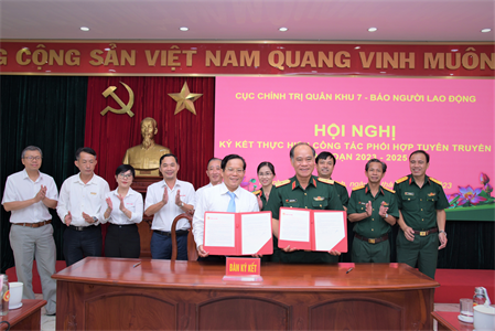 Cục Chính trị Quân khu và Báo Người lao động ký kết phối hợp tuyên truyền