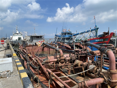 Tạm giữ tàu vận chuyển khoảng 70.000 lít dầu và 700m3 cát nhiễm mặn không rõ nguồn gốc