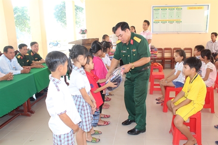 Trường Quân sự tỉnh Long An: Trao tặng 30 suất quà cho học sinh nghèo xã Thanh Phú.