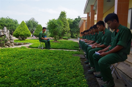 Chủ động trang bị kiến thức pháp luật cho chiến sĩ
